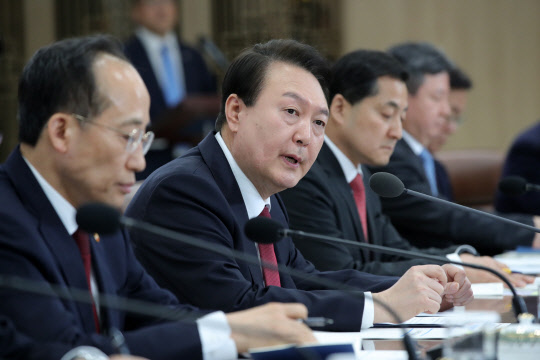 윤석열 대통령이 29일 서울 용산 대통령실 청사에서 열린 제15차 비상경제민생회의에서 발언하고 있다. 대통령실통신사진기자단=연합뉴스